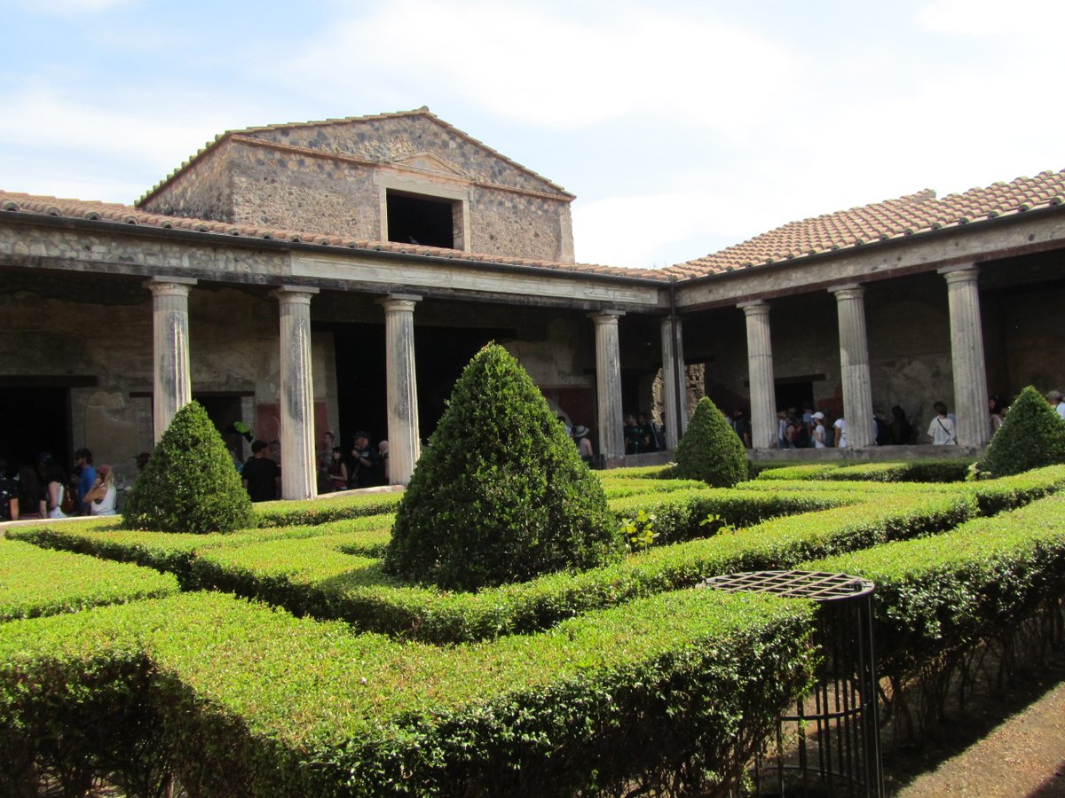 Another place where  #Roman houses can be fully appreciated is, obviously,  @pompeii_sites. One of its richest house is  #HouseofMenander, named after the fresco of the Greek poet. In the perystilium, a Lararium testifies the domestic cult of the house Gods  #MuseumsUnlocked 7/12