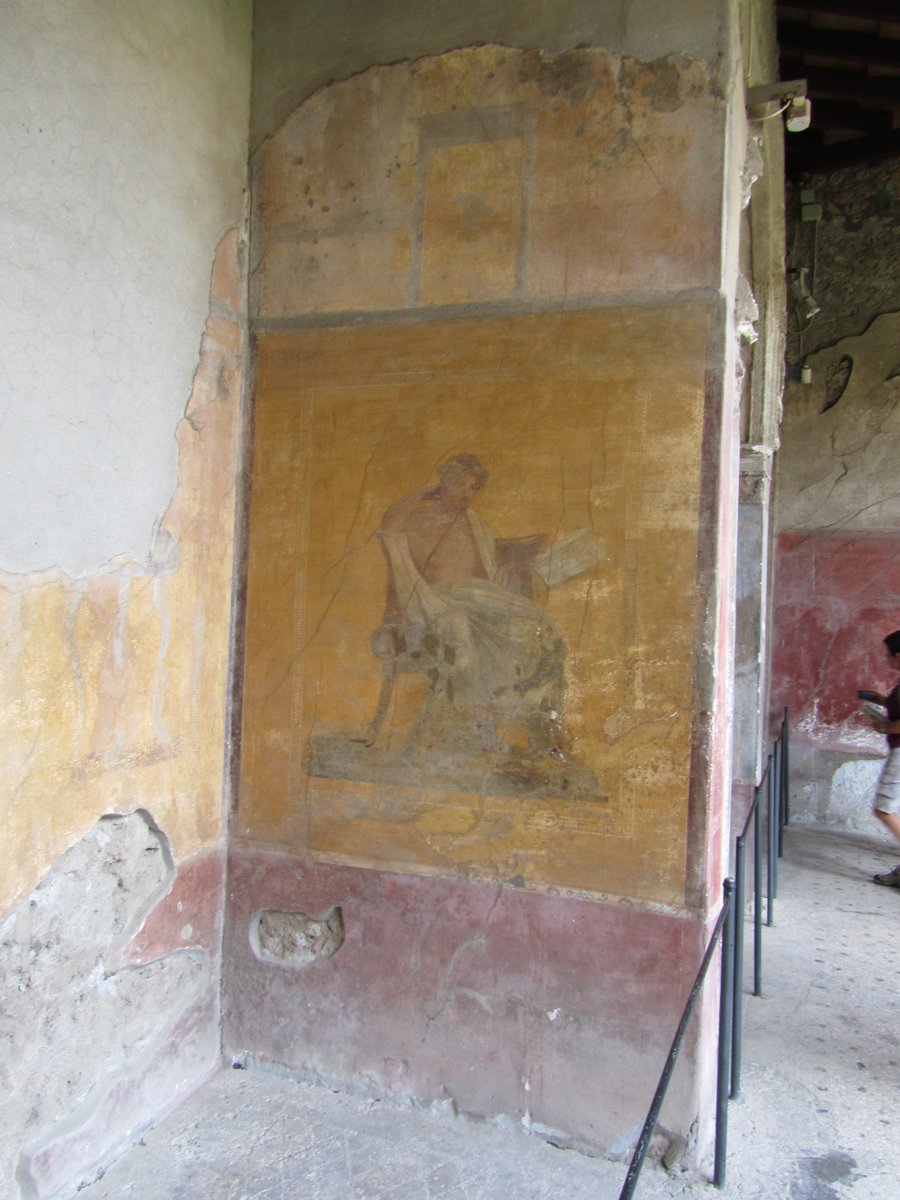 Another place where  #Roman houses can be fully appreciated is, obviously,  @pompeii_sites. One of its richest house is  #HouseofMenander, named after the fresco of the Greek poet. In the perystilium, a Lararium testifies the domestic cult of the house Gods  #MuseumsUnlocked 7/12