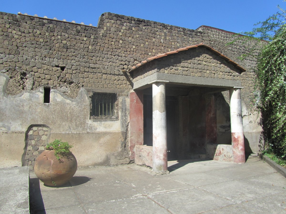 Rich  #Roman families loved the area around the  #Vesuvius and built there several  #villae:  #VillaSanMarco in  #Stabiae is one if the largest. It still completely preserves the entrance,with the benches where clientes waited, and a large kitchen,fully equipped  #MuseumsUnlocked 8/12