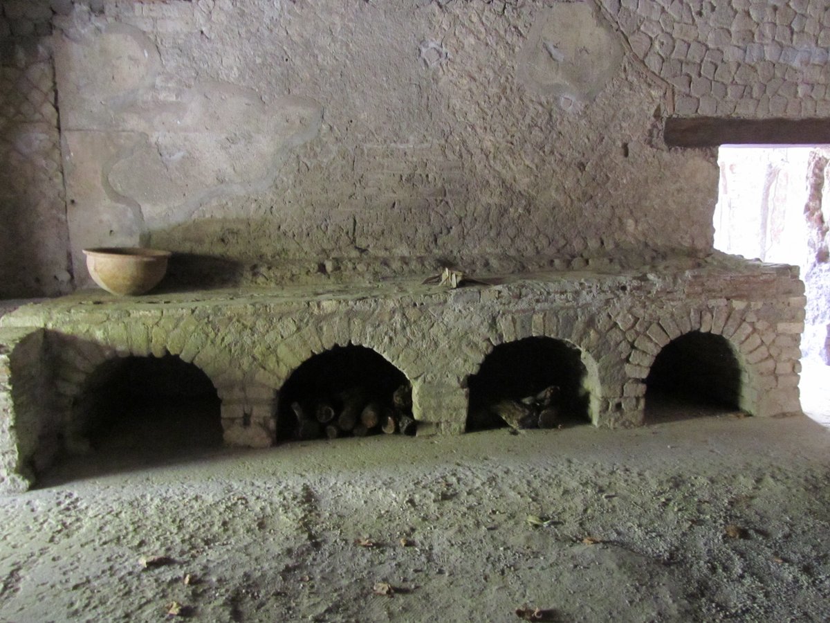 Rich  #Roman families loved the area around the  #Vesuvius and built there several  #villae:  #VillaSanMarco in  #Stabiae is one if the largest. It still completely preserves the entrance,with the benches where clientes waited, and a large kitchen,fully equipped  #MuseumsUnlocked 8/12