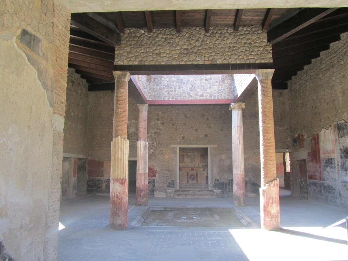 Rich  #Roman families loved the area around the  #Vesuvius and built there several  #villae:  #VillaSanMarco in  #Stabiae is one if the largest. It still completely preserves the entrance,with the benches where clientes waited, and a large kitchen,fully equipped  #MuseumsUnlocked 8/12