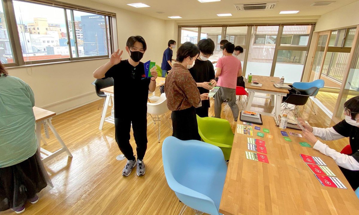 NDG_kyushu's tweet photo. ＼　SDGsを学ぶカードゲーム　／

「ソーシャルデザイン」の授業で���岡青年会議所の髙木様にお越しいただき「SDGs」について学ばせていただきました

SDGsは未来の社会や地球のためになることはもちろん、これからの大きなビジネスモデルのヒントにもつながることを教えていただきました https://t.co/WJaKquTmPM