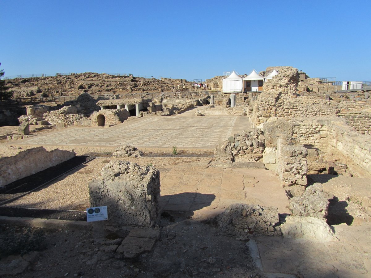 Sometimes, you can even choose an house with a view! In  #Roman times  #Nora, a former phoenician settlement in  #Sardinia, flourished, attracting whealthy citizens who built there their luxurious villas, decorated with rich, polychrome mosaics, still preserved  #MuseumsUnlocked 9/12