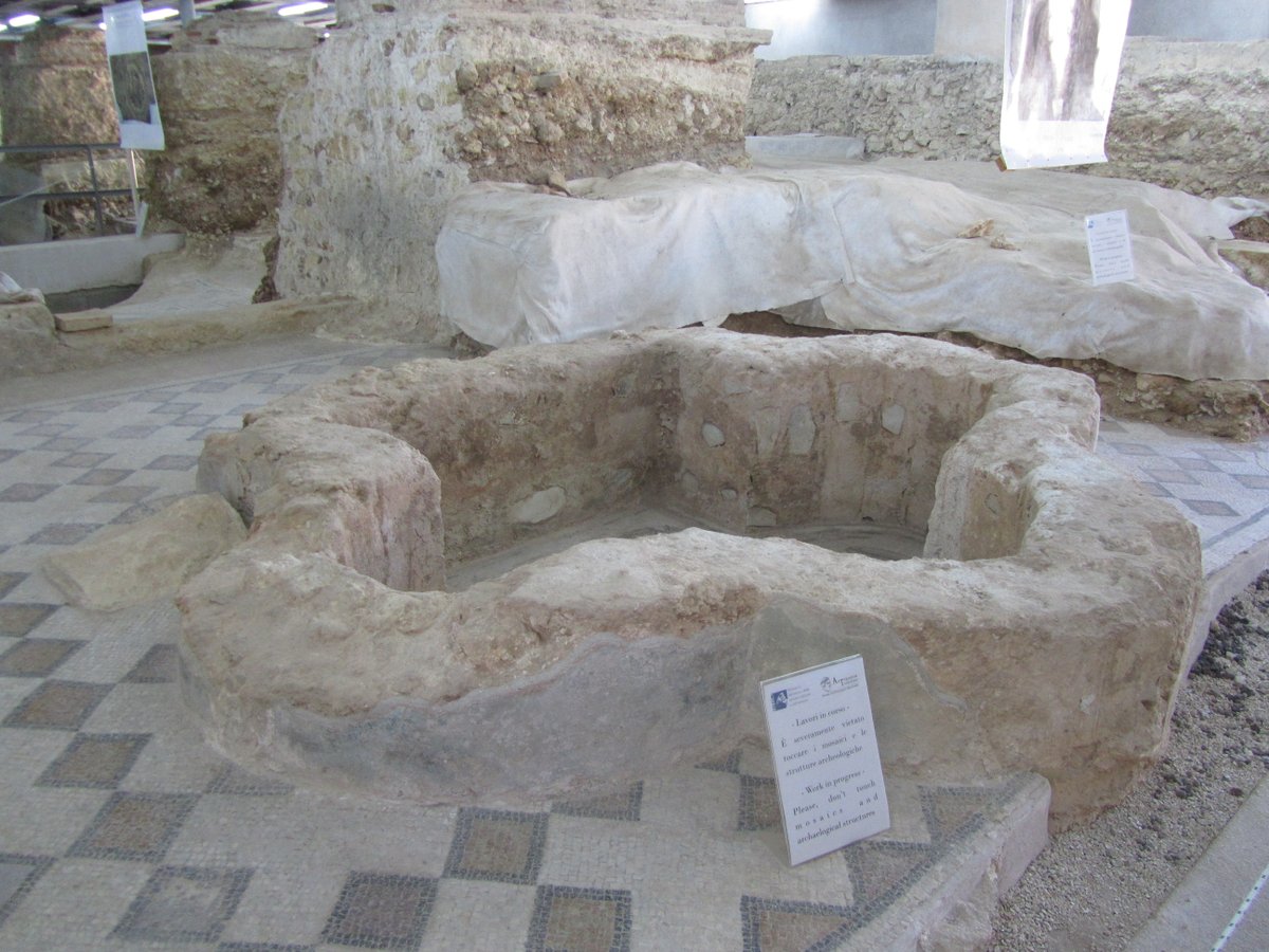Again in  #Sardinia, but further  #North:walking through the archaeological area of  @MuseoArcheoPT means enjoyng some stunning  #Roman mosaics, like the one portrying  #Orpheus playing the lyra surrounded by animals, or the marine one, decorating a trilobed tub  #MuseumsUnlocked 10/12