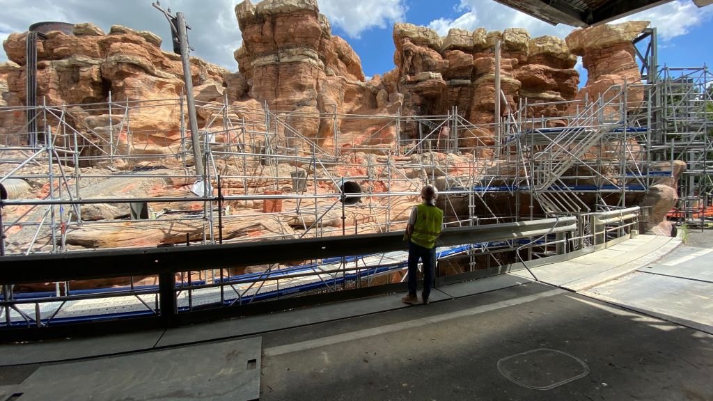 Dans la foulée de l’annonce de la réouverture progressive de Disneyland Paris à partir du 15 juillet, les travaux de construction et de rénovation en cours à travers la destination redémarrent à partir cette semaine. bit.ly/2BSdHhh