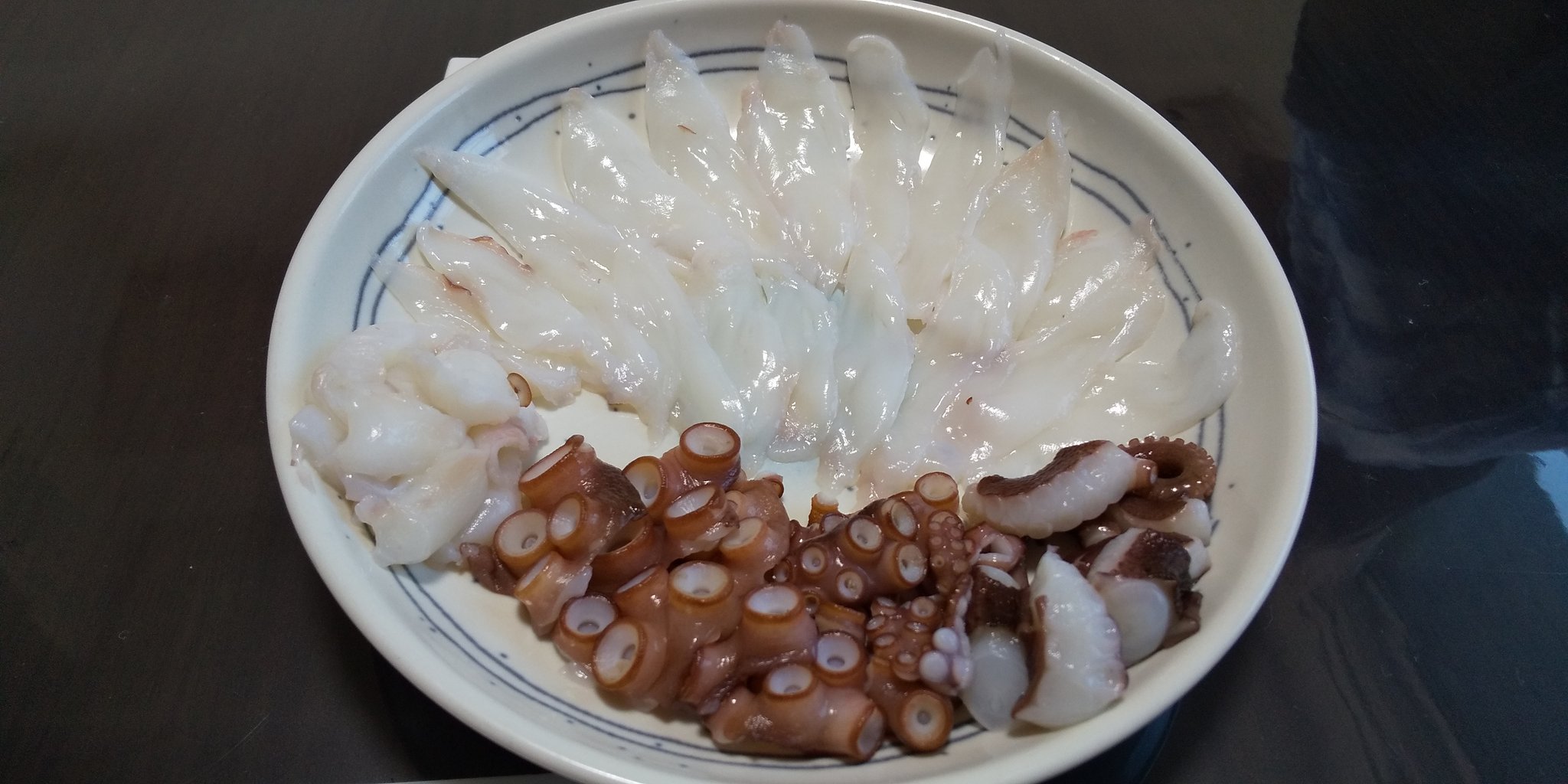 カントク カントクお姉さん そんな訳で 頂いたタコを生の刺身 Amp 一般的刺身に造ったです S いや ホント久し振りに 鮮度抜群の美味しいタコ堪能しました ー 量は喰えないけど 生のタコ刺ホントオススメな逸品ですw なお 残りの一部は