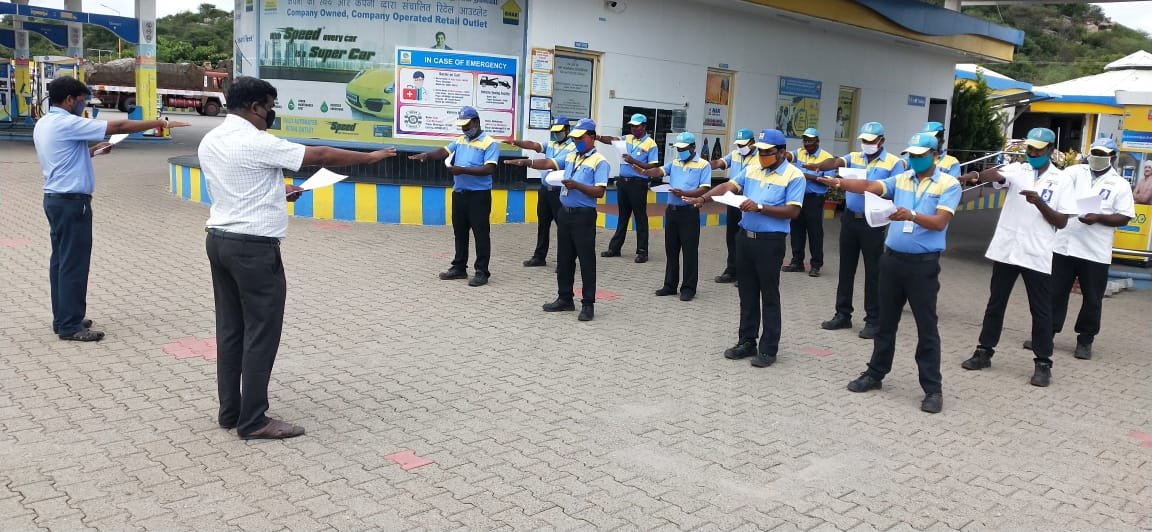 BPCRetailKarur's tweet photo. Swatchhta pakhwada 2020 started with DSM pledge taking at retail outlets in Karur territory #swatchhta @BPCRetailKarur @BPCLimited @BPCLRetail https://t.co/9J1aNCBvQ1