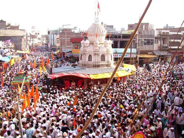 In Bhavishyottara Purana, Lord Krishna narrates divinity of Shayani Ekadashi to Yudhishthira -King Mandata’s country faced severe drought for 3 years,Sage Angiras told the king to take Ashaad Ekadashi Vrata.On doing so by the Lord Vishnu’s Grace,there was bountiful rain 2/5