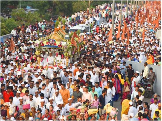 On this day, Ashadi Ekadasi Waari Yatra culminates at Pandharpur –Abode of LordVittala.Lakhs of Warkaris come to Pandharpur from all parts of Maharashtra carrying Palkhis with Images of Saints Dhyaneshwar,Namdev,Tukaram, Eknath,Nivruttinath,Muktabai, Sopan,Gajanan Maharaj 4/5