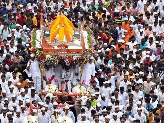 On this day, Ashadi Ekadasi Waari Yatra culminates at Pandharpur –Abode of LordVittala.Lakhs of Warkaris come to Pandharpur from all parts of Maharashtra carrying Palkhis with Images of Saints Dhyaneshwar,Namdev,Tukaram, Eknath,Nivruttinath,Muktabai, Sopan,Gajanan Maharaj 4/5