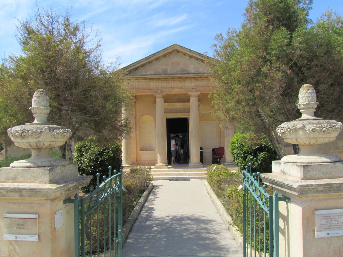 Again on an  #island, again with a view on the  #Mediterrenean, but now in  #Malta. The  #RomanVilla in Rabat, outside of  #Mdina, still preserves some fine mosaics. The central emblema with the Drinking Doves is a copy of a original greek painting by Soso  #MuseumsUnlocked 11/12