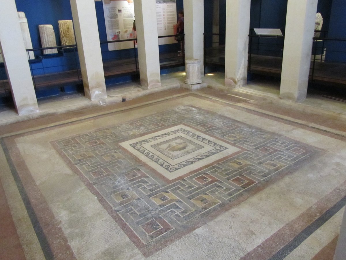 Again on an  #island, again with a view on the  #Mediterrenean, but now in  #Malta. The  #RomanVilla in Rabat, outside of  #Mdina, still preserves some fine mosaics. The central emblema with the Drinking Doves is a copy of a original greek painting by Soso  #MuseumsUnlocked 11/12