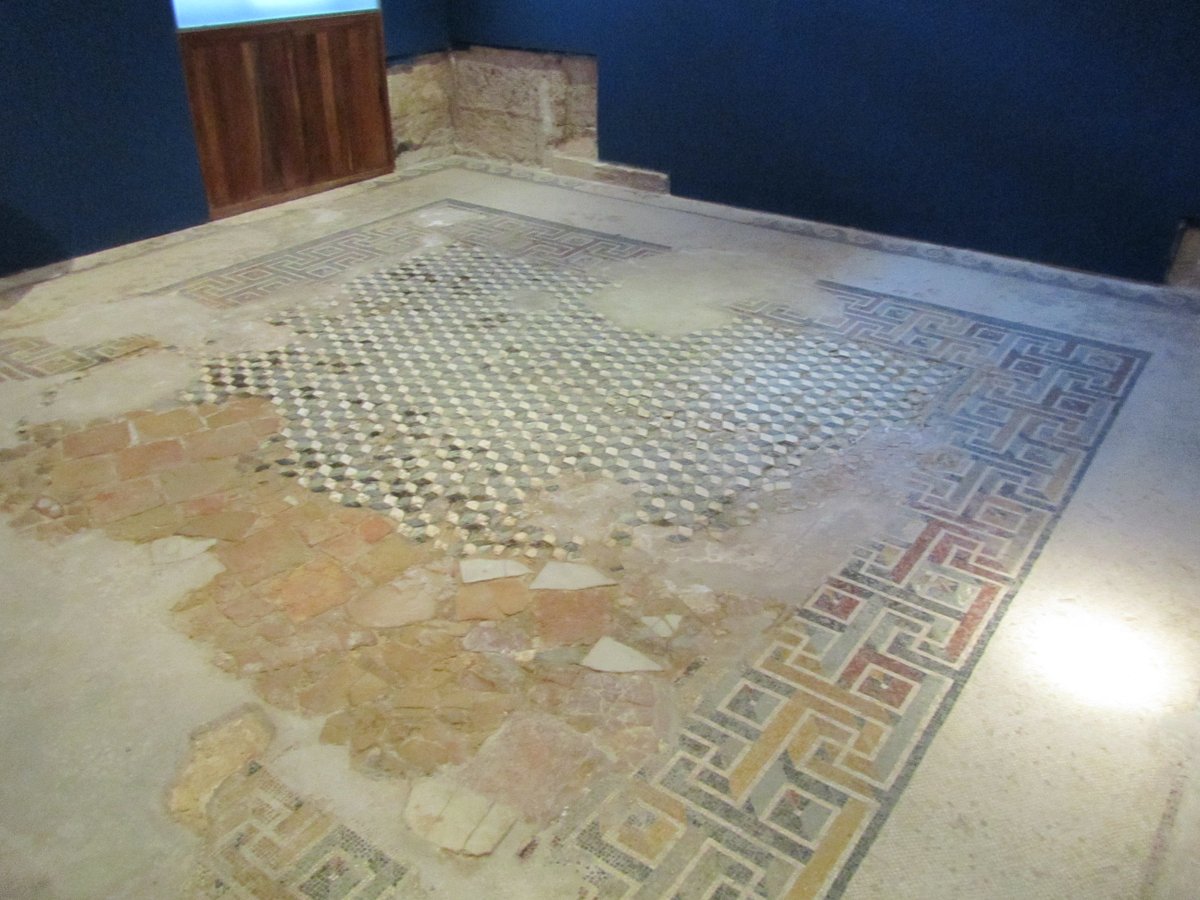 Again on an  #island, again with a view on the  #Mediterrenean, but now in  #Malta. The  #RomanVilla in Rabat, outside of  #Mdina, still preserves some fine mosaics. The central emblema with the Drinking Doves is a copy of a original greek painting by Soso  #MuseumsUnlocked 11/12