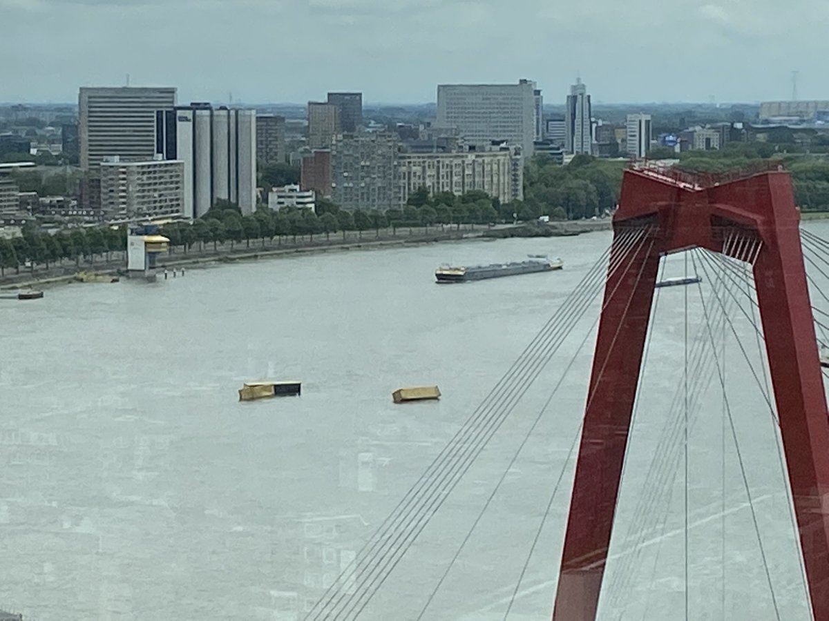 bvaneijck's tweet photo. Containers in de Maas https://t.co/AJsV3DMVPk