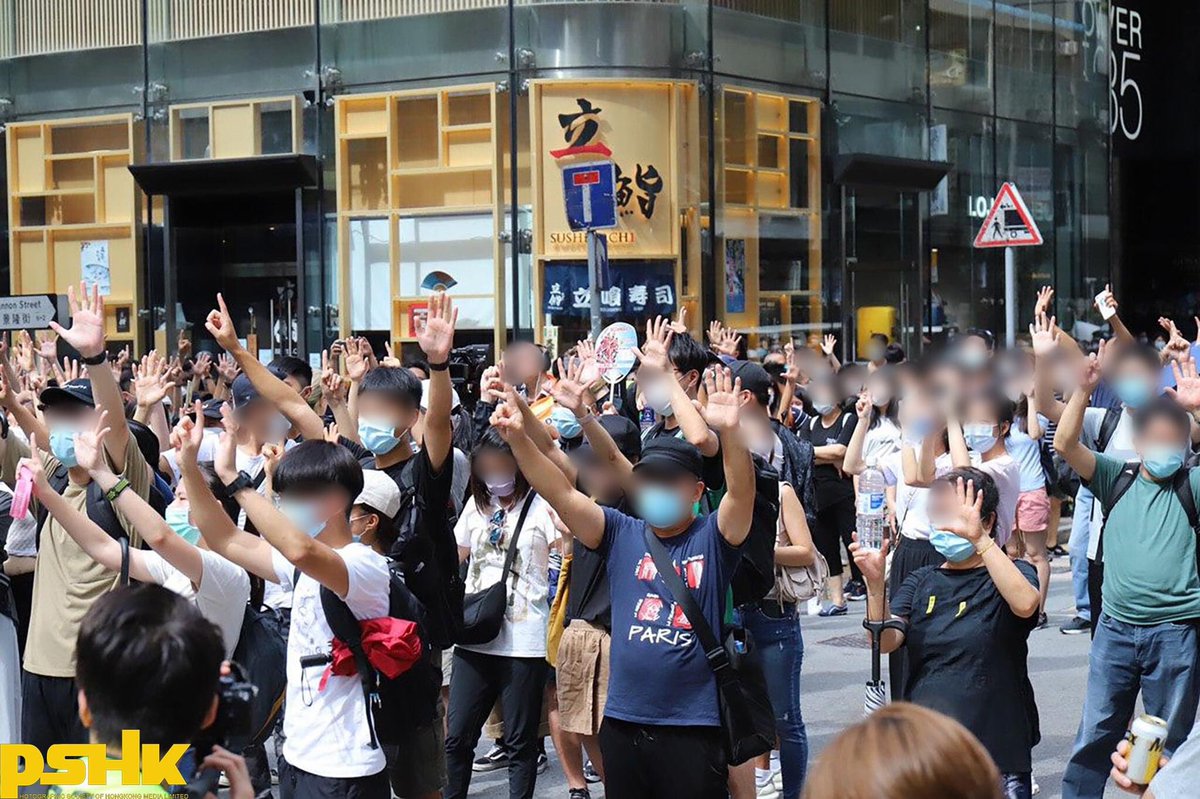 OfficialPshk's tweet image. &amp;gt;100 citizens, while being searched by the #HKPolice, showed the #FiveDemandsNotOneLess hand gestures and held slogans in front of foreign correspondents.