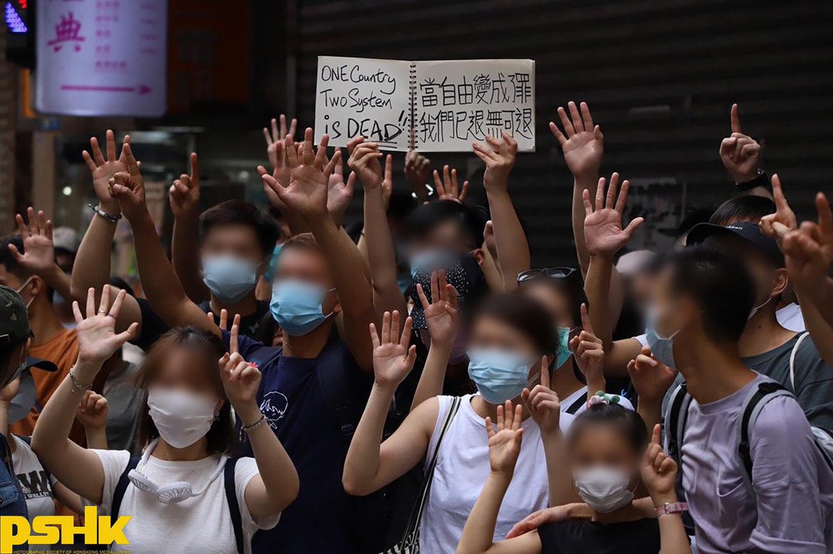 OfficialPshk's tweet image. &amp;gt;100 citizens, while being searched by the #HKPolice, showed the #FiveDemandsNotOneLess hand gestures and held slogans in front of foreign correspondents.