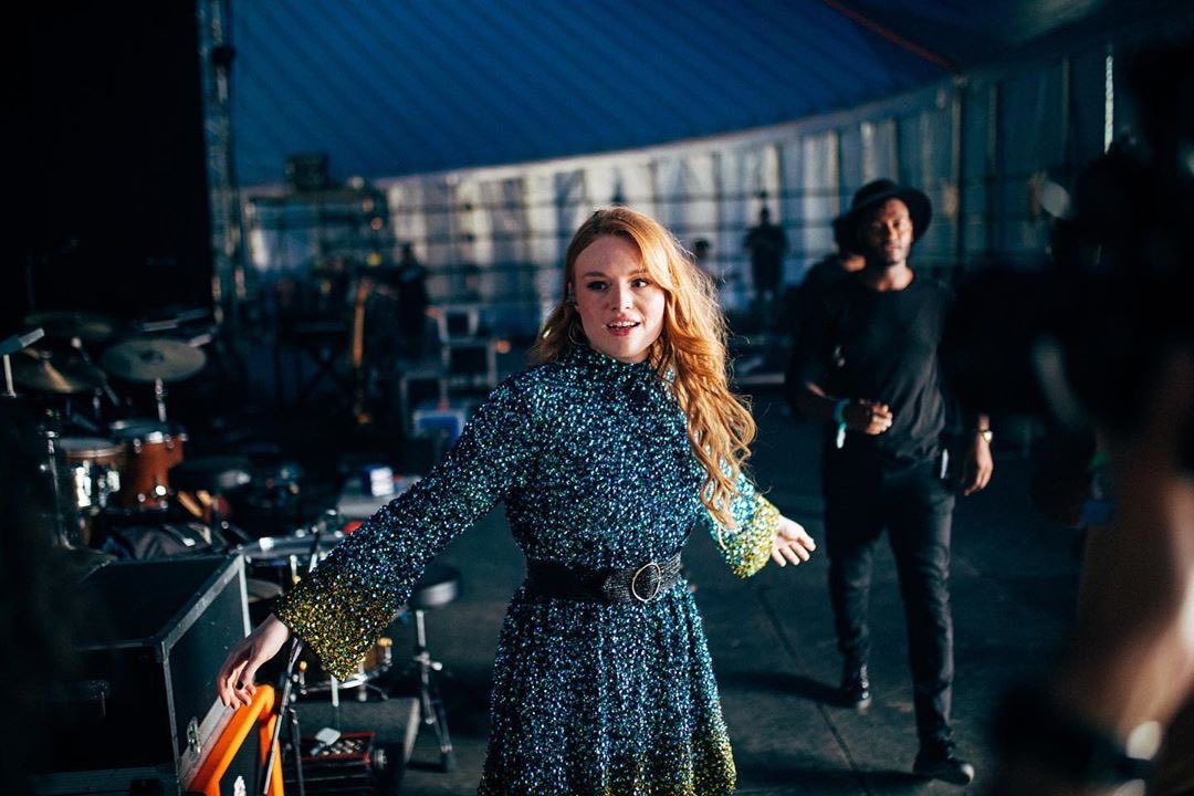 BalmainHairUK's tweet image. FREYA RIDINGS GLASTO 19
The incredible @freyaridings hair styled with Balmain Hair Couture products and extensions. Freya Ridings “Glastonbury ’19 John Peel stage 1 year ago today 🎪❤️ (and still pinching ourselves)”
Photos @samhkay 
#GLASTONBURY2019 #FREYARIDINGS #MUSIC