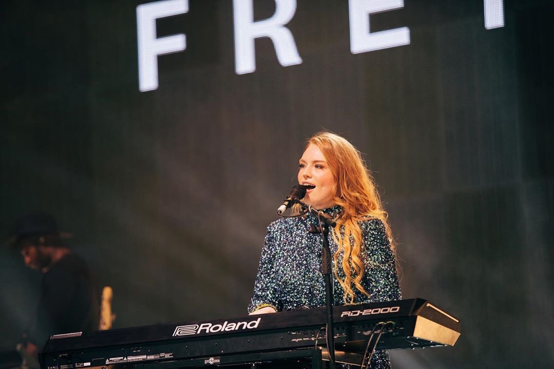 BalmainHairUK's tweet image. FREYA RIDINGS GLASTO 19
The incredible @freyaridings hair styled with Balmain Hair Couture products and extensions. Freya Ridings “Glastonbury ’19 John Peel stage 1 year ago today 🎪❤️ (and still pinching ourselves)”
Photos @samhkay 
#GLASTONBURY2019 #FREYARIDINGS #MUSIC
