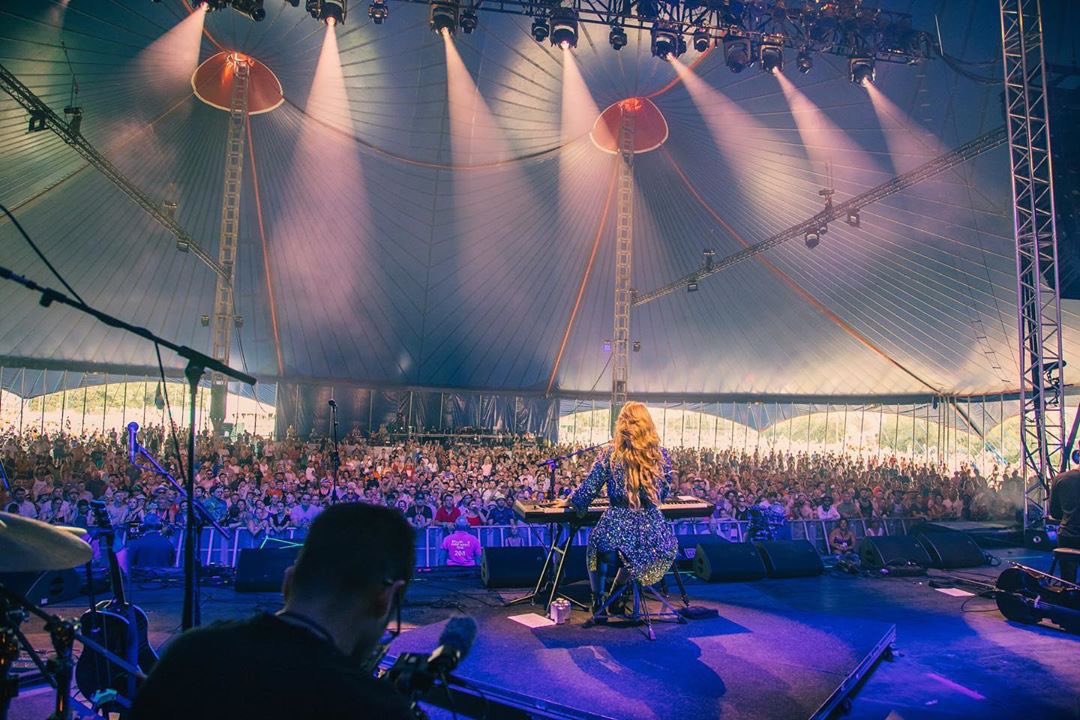 BalmainHairUK's tweet image. FREYA RIDINGS GLASTO 19
The incredible @freyaridings hair styled with Balmain Hair Couture products and extensions. Freya Ridings “Glastonbury ’19 John Peel stage 1 year ago today 🎪❤️ (and still pinching ourselves)”
Photos @samhkay 
#GLASTONBURY2019 #FREYARIDINGS #MUSIC