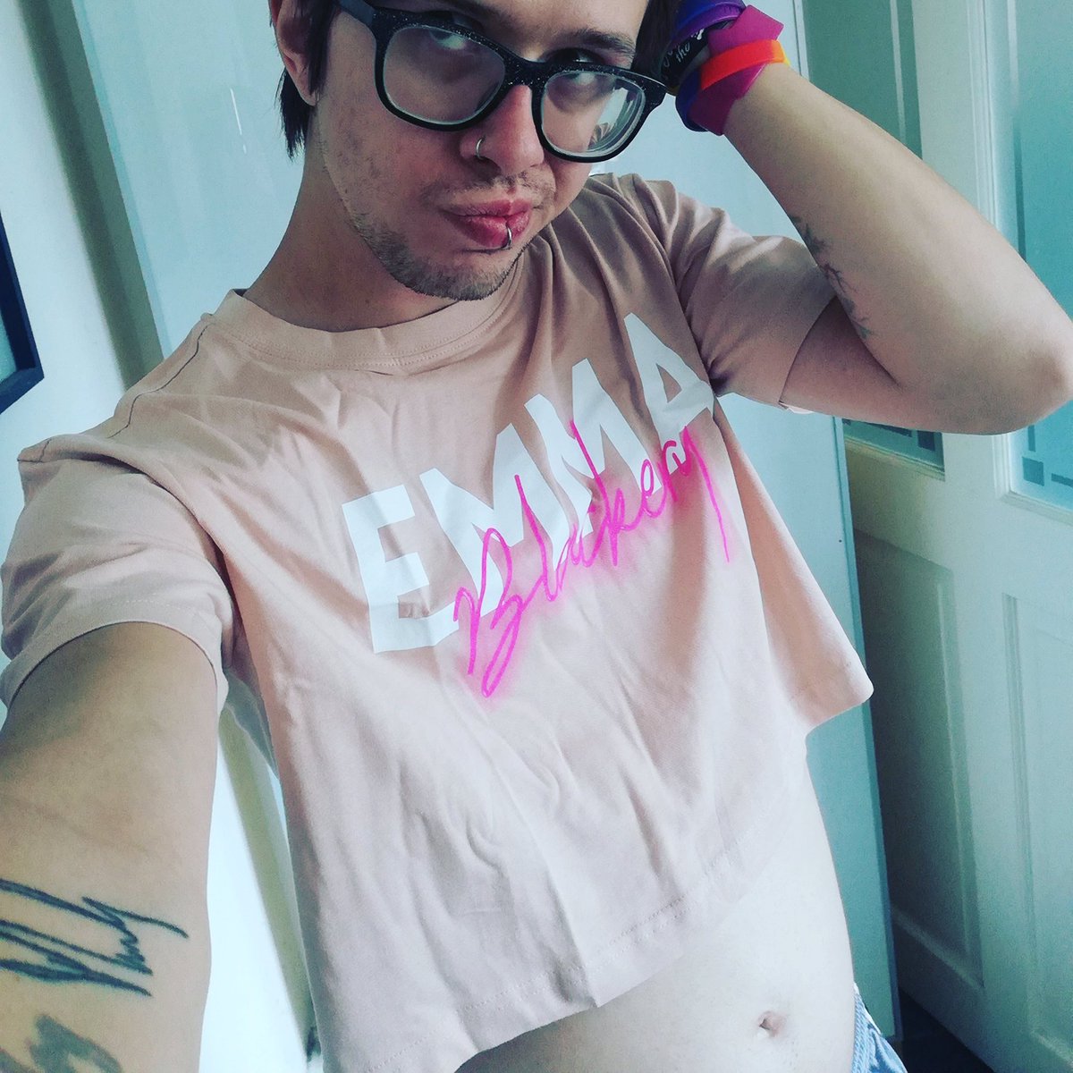 AdzQueenieBond's tweet photo. Got this @emmablackery crop top unsure if I could pull it off. I don't really have many crop tops and very little pink but I was drawn to it.
And I LOVE IT! #pullingitoff #boysinpink #fashion https://t.co/lCbbnVg6We