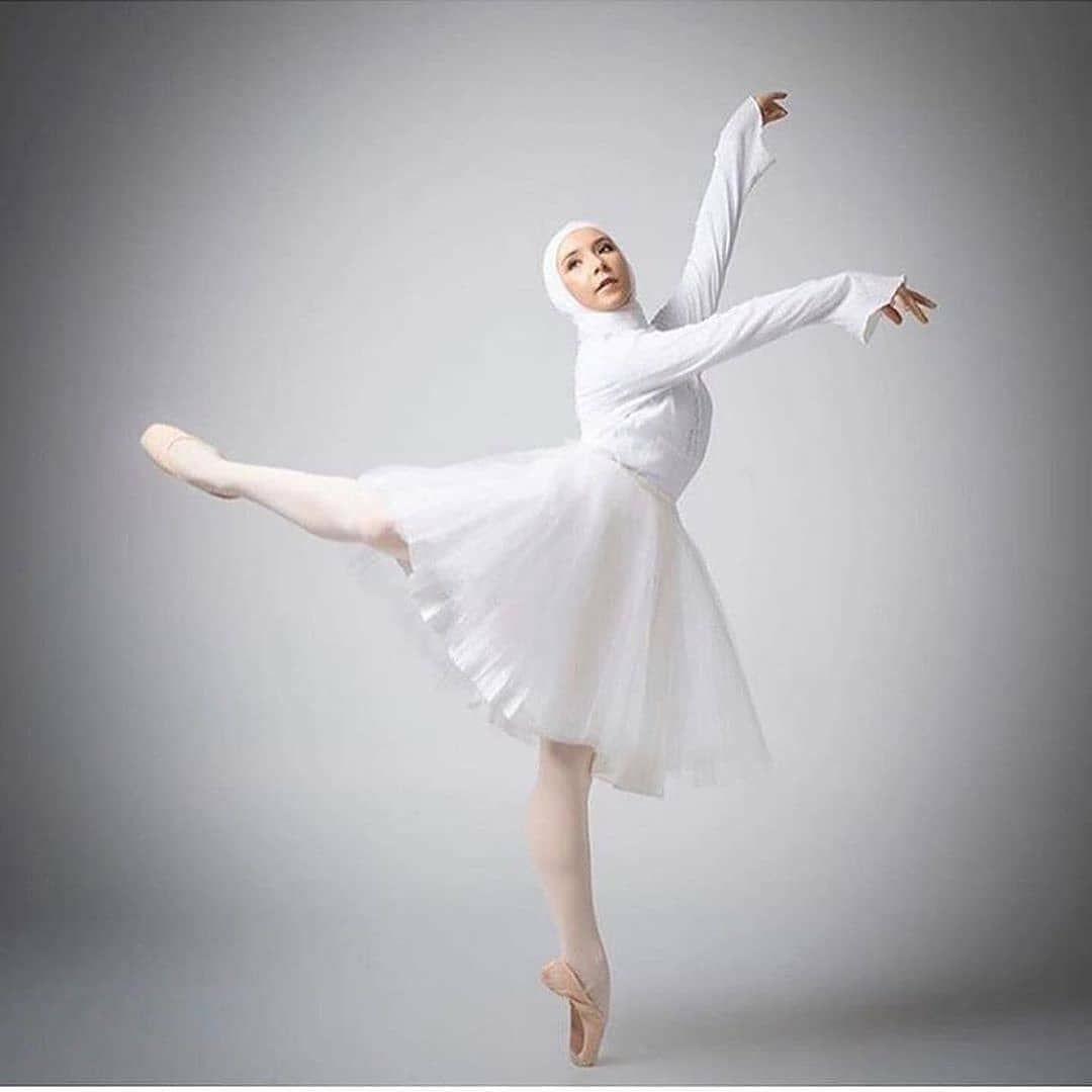 the_female_lead's tweet image. Meet the first Hijabi ballerina who is breaking boundaries and inspiring girls everywhere. Know her name: @stephaniekurlow 👏👏👏