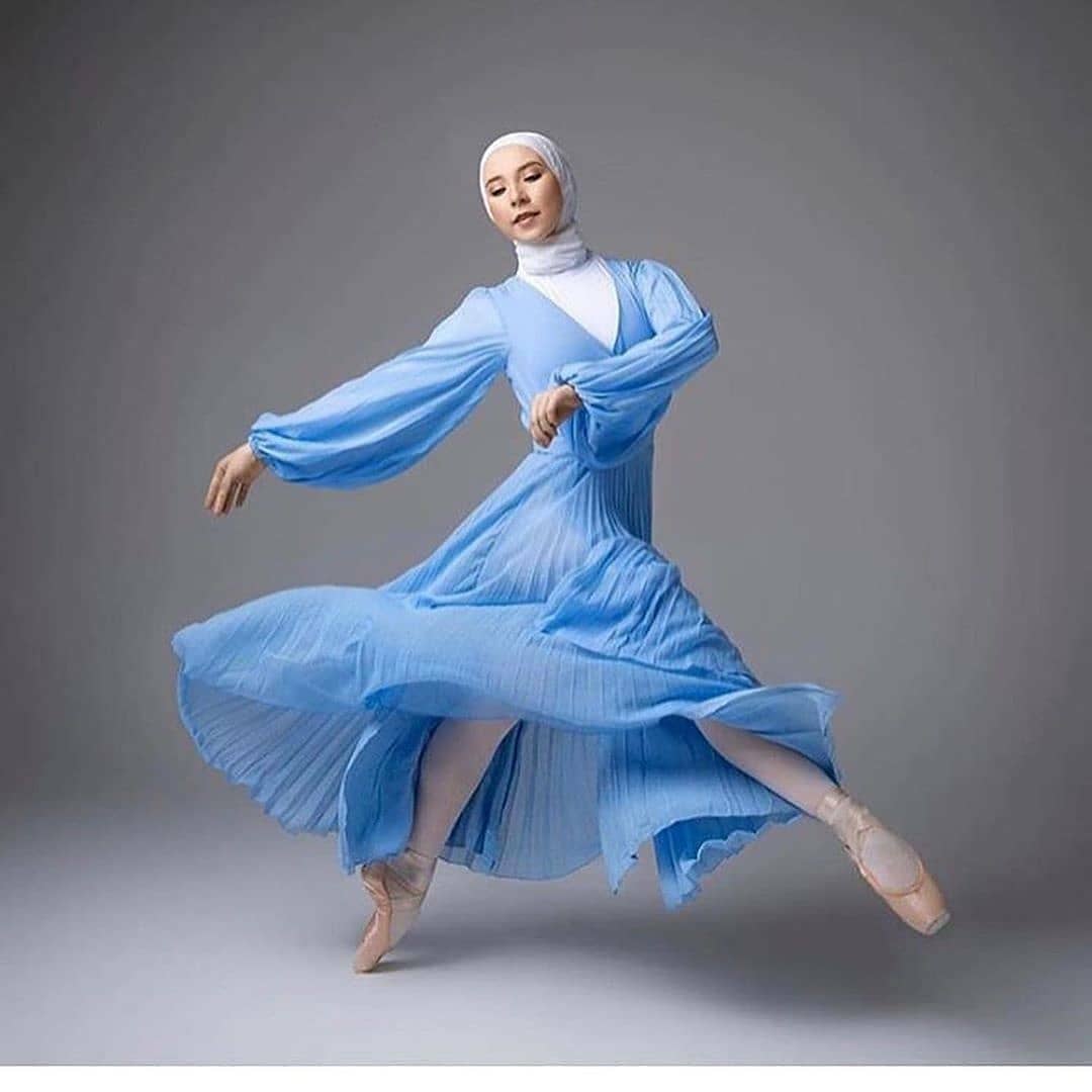 the_female_lead's tweet image. Meet the first Hijabi ballerina who is breaking boundaries and inspiring girls everywhere. Know her name: @stephaniekurlow 👏👏👏