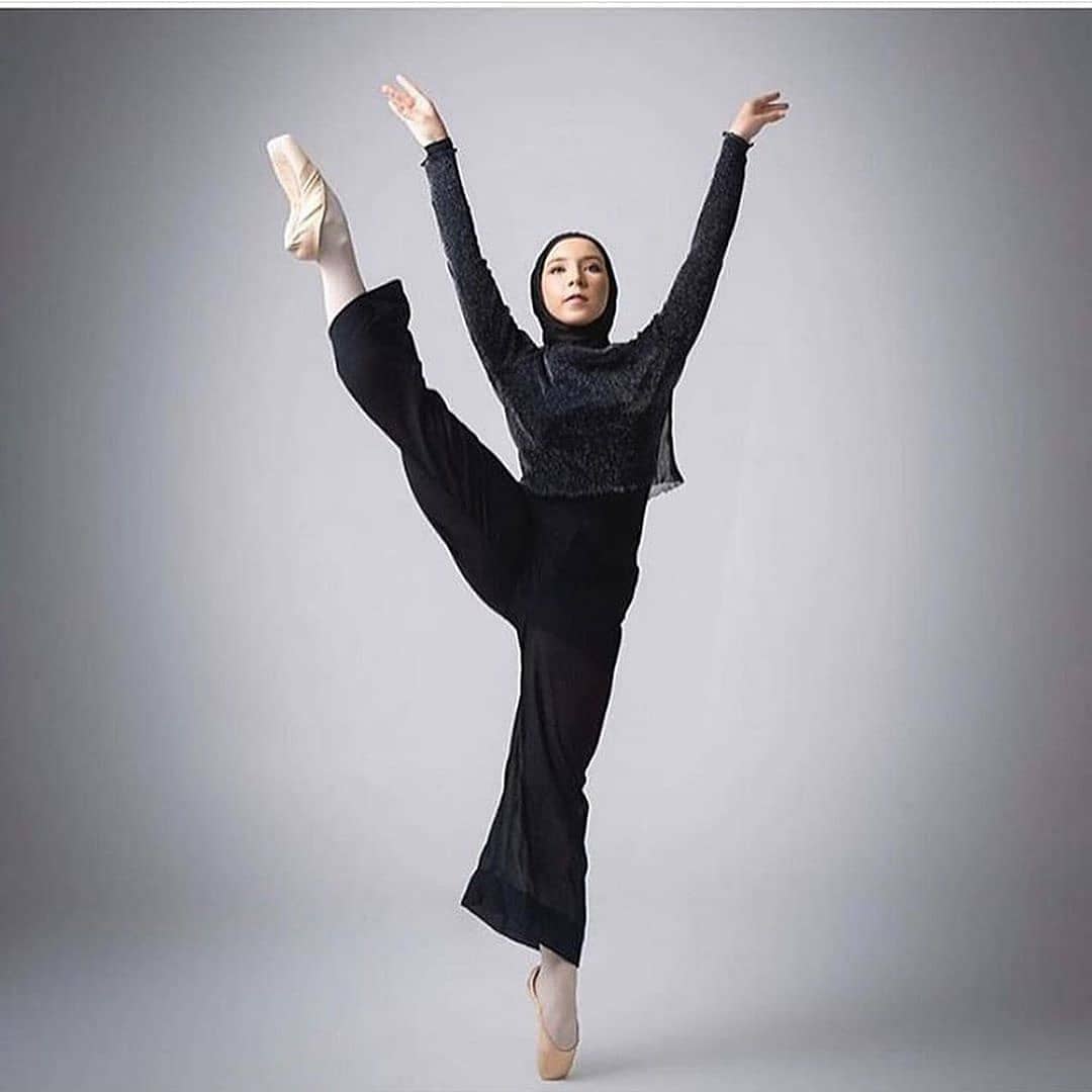 the_female_lead's tweet image. Meet the first Hijabi ballerina who is breaking boundaries and inspiring girls everywhere. Know her name: @stephaniekurlow 👏👏👏