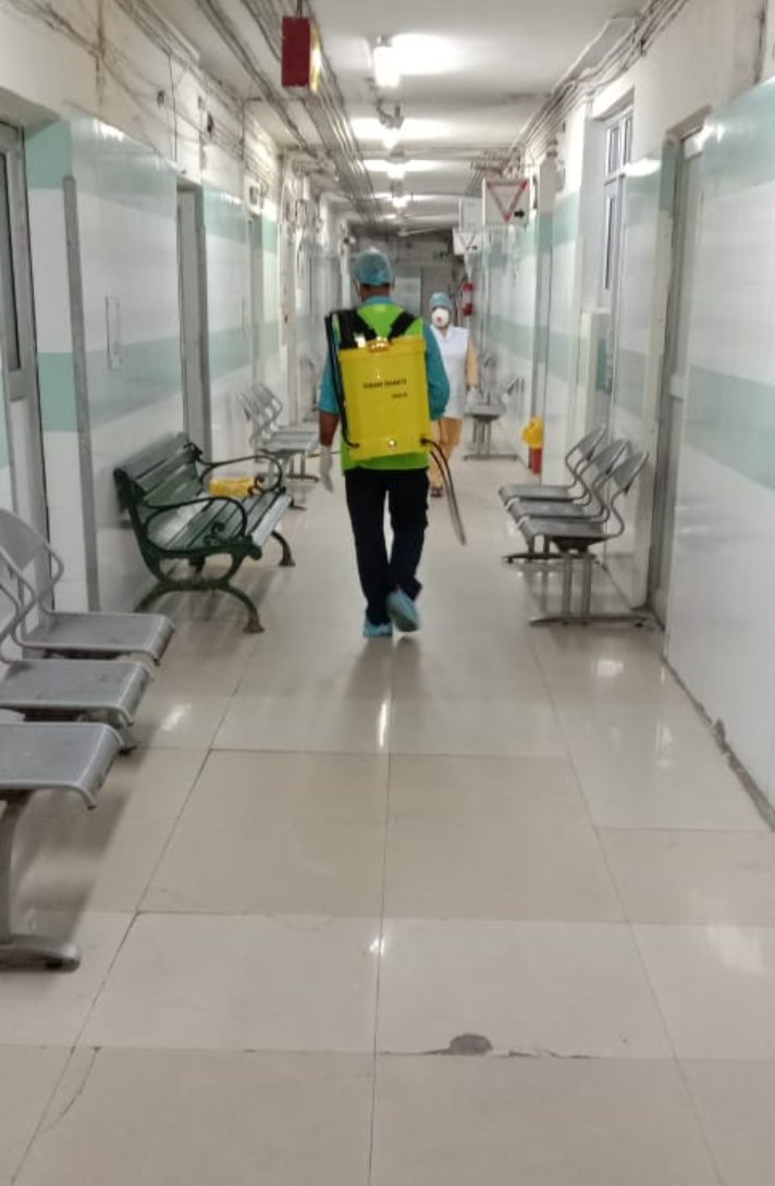 tweetndmc's tweet photo. #CoronaVirusUpdate
#NDMCFightsCoronaVirus
#NDMC continuous drive for #disinfection at NDMC Flats & Dispensary-Golf Link, Bharti Nagar, Residential area with Markets & Fountains in Lodhi Colony, Khanna Market, All Containment Zones, etc at New Delhi Area.
#WorkForSafety https://t.co/JJvbrDKuOS