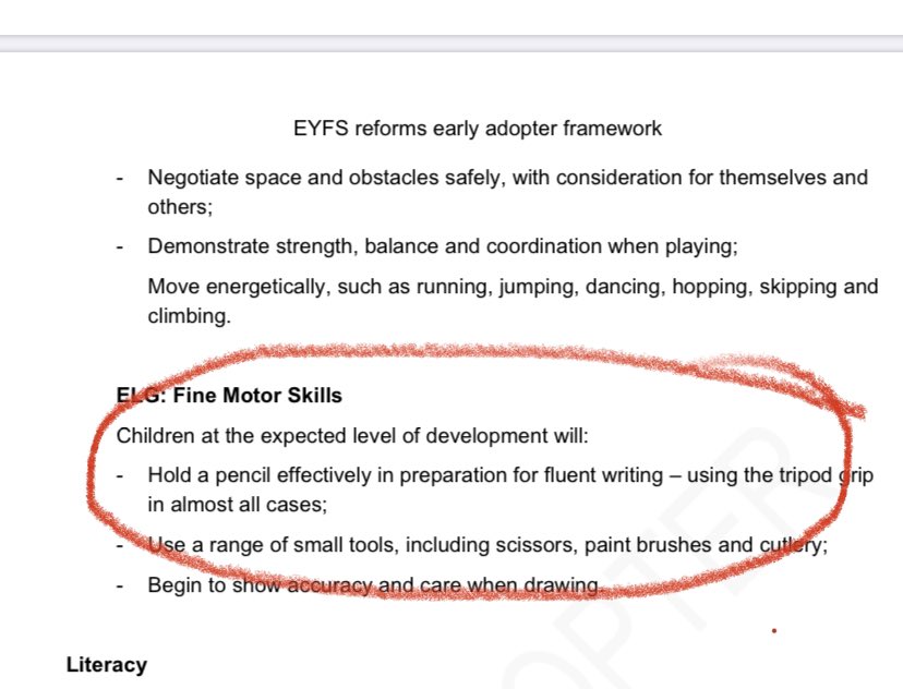 On the left the new ELG for children aged 4-5, on the right, the expectations of experts in child development, occupational therapists and handwriting experts. There are many reasons why young children struggle with tripod grip at this age. Not least to do with ossification.