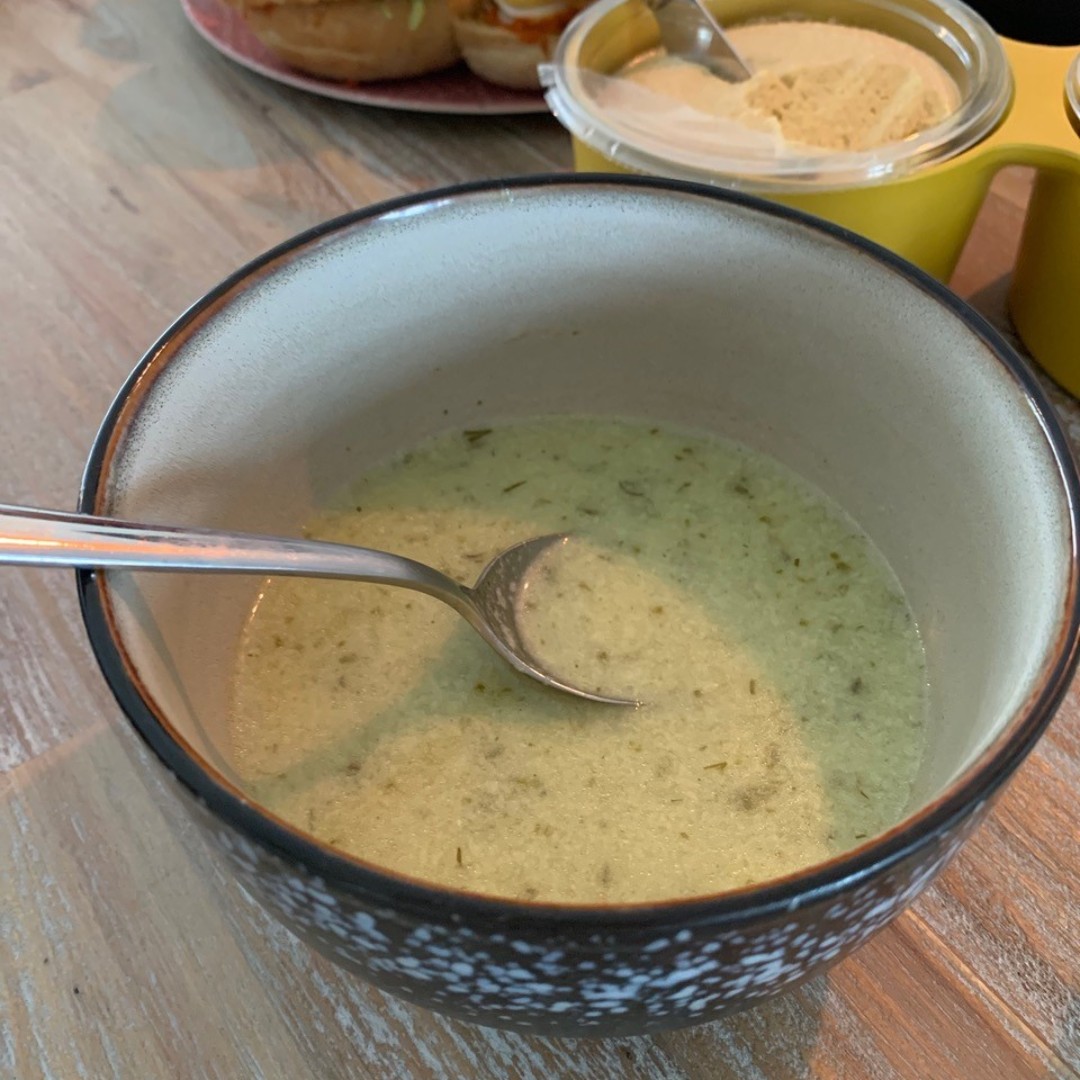 Nationale komkommerdag. Jawel ook de komkommer wordt eens per jaar geëerd. Deze dag staat ook voor het begin van de 'komkommertijd'. Op deze dag delen wij een heerlijk verfrissend komkommer soepje met jullie. ow.ly/6Zi050Afi5O
#nationalekomkommerdag #soep #gezond #komkommer