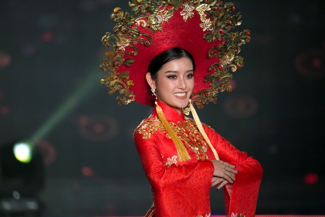 What is the heaviest áo dài in Vietnam? I don't know. But this one, worn by Huyền My at Miss Grand International 2017, weighs about 30kg. Designed by Ngô Nhật Huy.