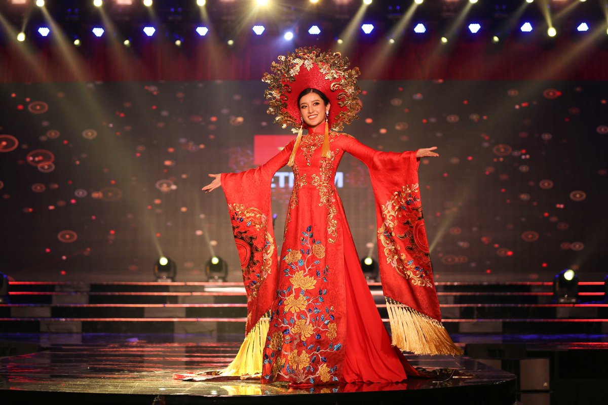 What is the heaviest áo dài in Vietnam? I don't know. But this one, worn by Huyền My at Miss Grand International 2017, weighs about 30kg. Designed by Ngô Nhật Huy.