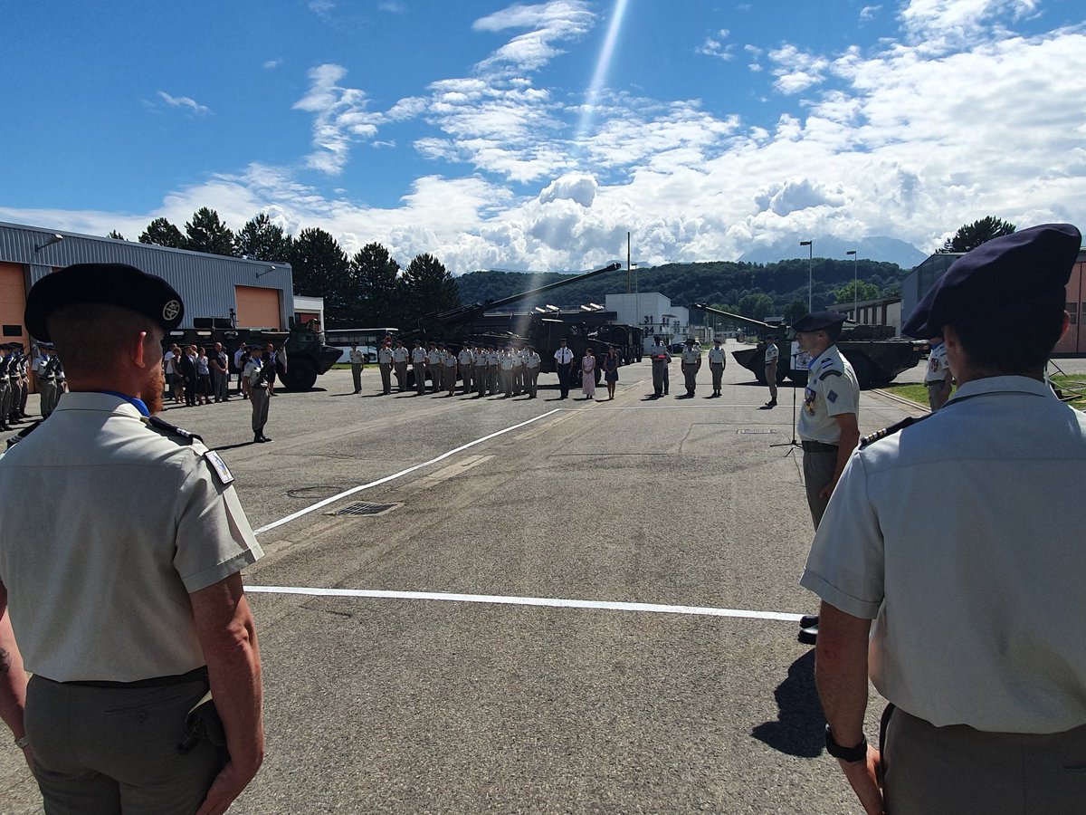 7RMATofficiel's tweet image. Passation de commandement à la 2e CMM. Le capitaine Florian succède au capitaine Nicolas à la tête des « rapaces » de la compagnie détachée sur Varces. #PASSCOM #Troupesdemontagne #COMMF #Matériel #27eBIM