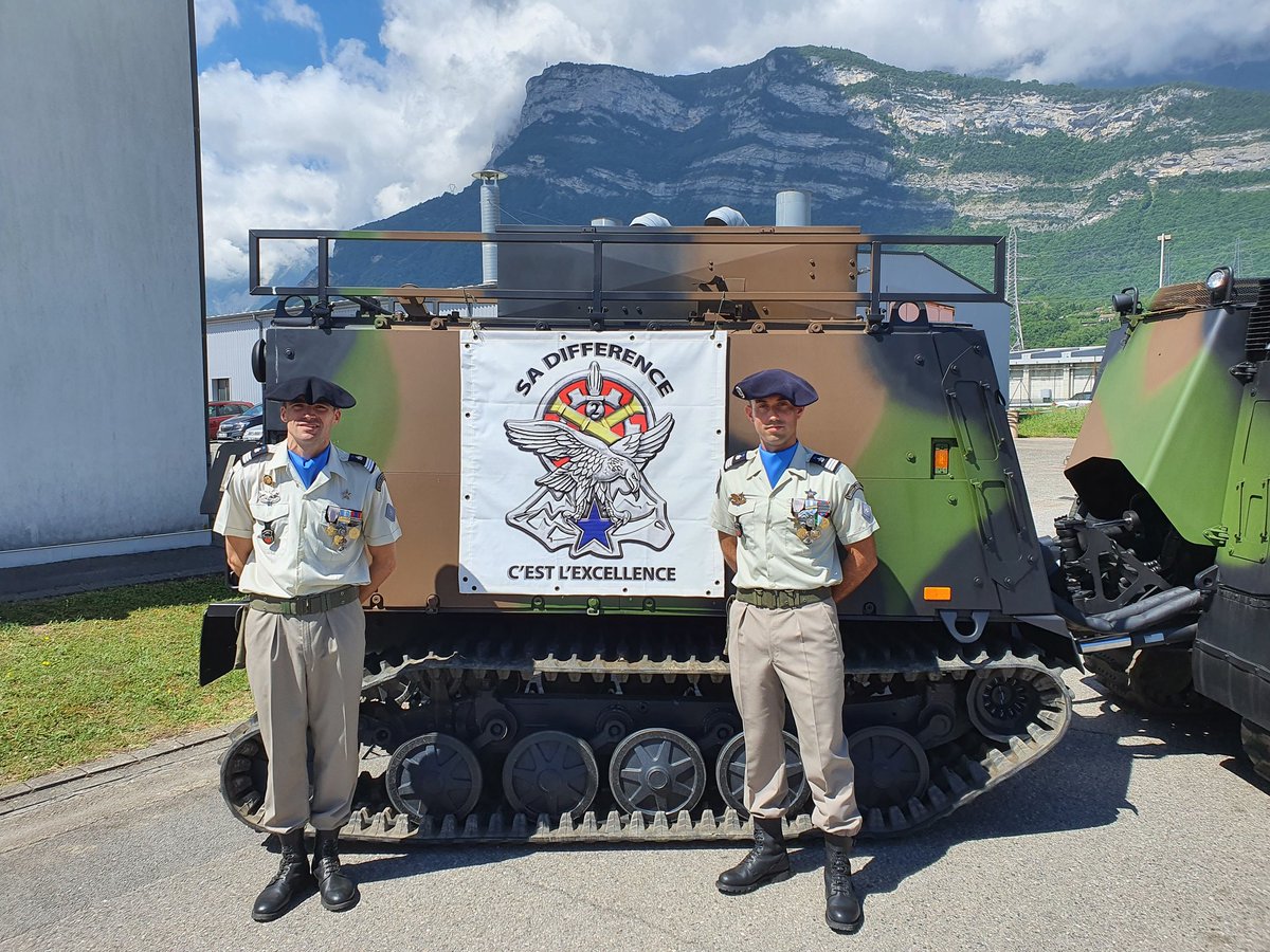 7RMATofficiel's tweet image. Passation de commandement à la 2e CMM. Le capitaine Florian succède au capitaine Nicolas à la tête des « rapaces » de la compagnie détachée sur Varces. #PASSCOM #Troupesdemontagne #COMMF #Matériel #27eBIM