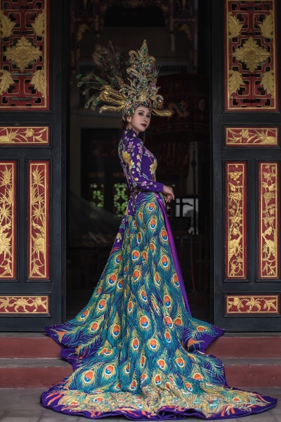 This entire outfit weighs about 20kg. Designed by Tuấn Hải.