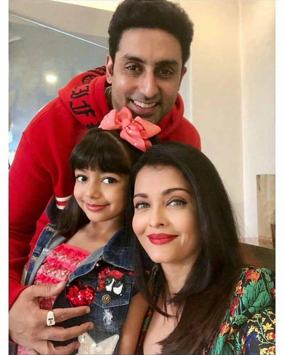 Happy family! Here's a #throwback picture featuring #AbhishekBachchan and  #AishwaryaRaiBachchan with their daughter Aaradhya Bachchan., image size:960x1200