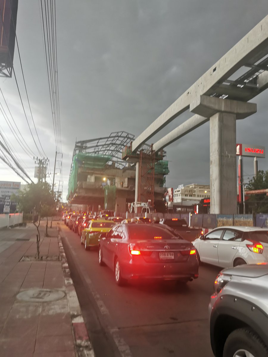 Tunik_tik's tweet photo. @fm91trafficpro @js100radio ศรีนครินทร์มุ่งหน้าซีคอนสแควร์ฝนตก รถติดมากกกก https://t.co/GG3p7Q4BvA
