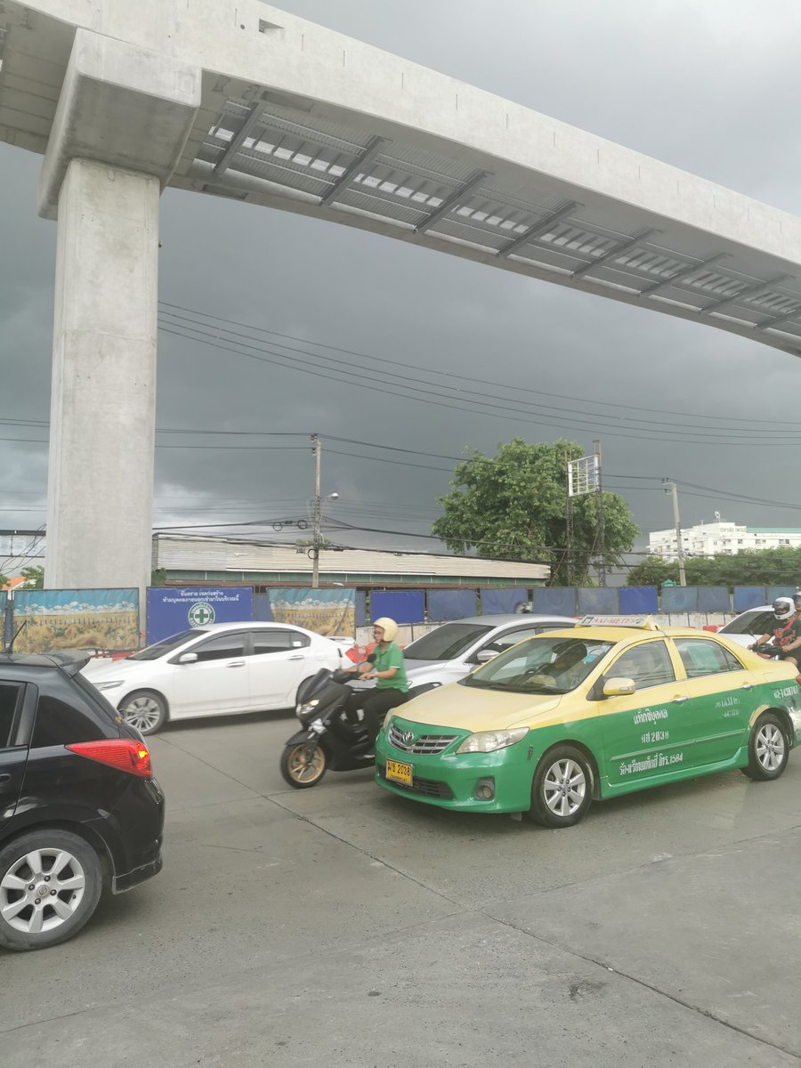 Tunik_tik's tweet photo. @fm91trafficpro @js100radio ศรีนครินทร์มุ่งหน้าซีคอนสแควร์ฝนตก รถติดมากกกก https://t.co/GG3p7Q4BvA
