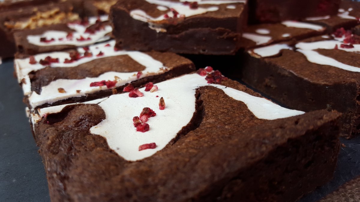 Look who's back @Chizu_Michi! All the sweet things from @thekitchenchef at @FinzelsReach this Friday! #sweettreats #brownies #afternooncake #cakes #keepitlocal #delicious #chocolate #bristolfoodies #marketstall #bristolcake #macarons #carrotcake