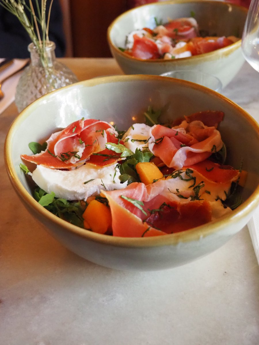 Mamie vous présente la délicieuse Valentina qui régalera vos papilles cet été ☀️🥬 #mamierestaurant #salade #terrasse #paris