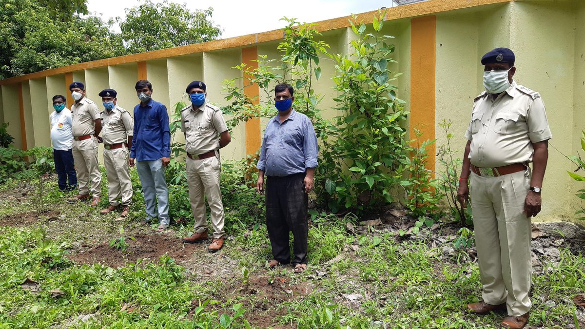 DSCDharampur's tweet photo. #SaplingPlantation @DSCDharampur a unit of @ncsmgoi @MinOfCultureGoI in collaboration with #Rangeforestoffice #Dharampur #Valsad on 01.07.2020 as a part of #SankalpParva #संकल्पपर्व #Bargad, #Awla , #Pepal , #Ashok, & #Bel planted by Hiren Patel, RFO, Dharampur and Team. https://t.co/wxJ7IGL8eE