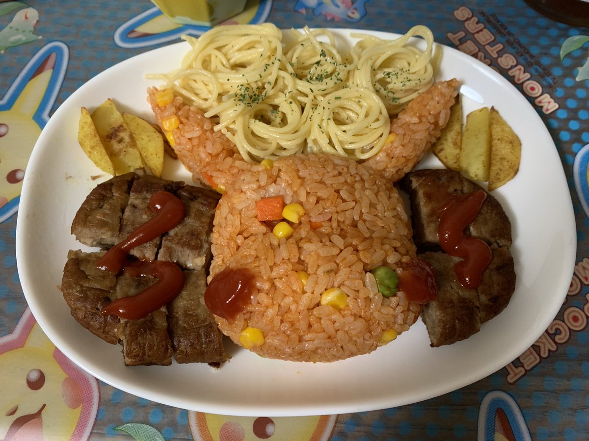 Mai ピカチュウは型にご飯詰めるだけ 昔買ったピカチュウの型が出てきたから使ってみた 早くポケモンカフェ行きたい 3