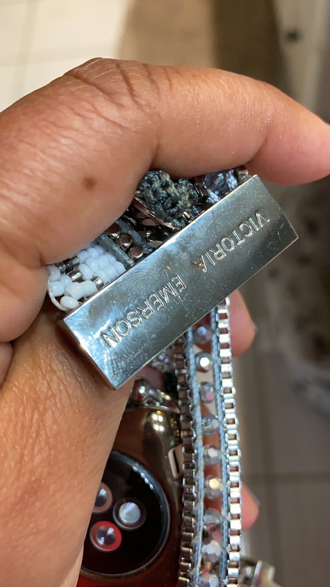 @VicEmersonStyle I emailed Customer Service and am waiting for a response. Can someone send me a band with a magnet? My new band doesn’t clasp! 🙏🏽 thank you!