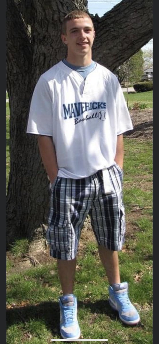 This kid looks like the white bread cracker who gangster walks up to the gas station register with a grape Fanta and swisher sweets @OhLetsDudas