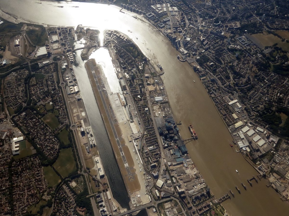 Roger_Nock's tweet image. A great view of @LondonCityAir, @CAFCofficial and the Thames Barrier from 8500ft. #WeAreOS