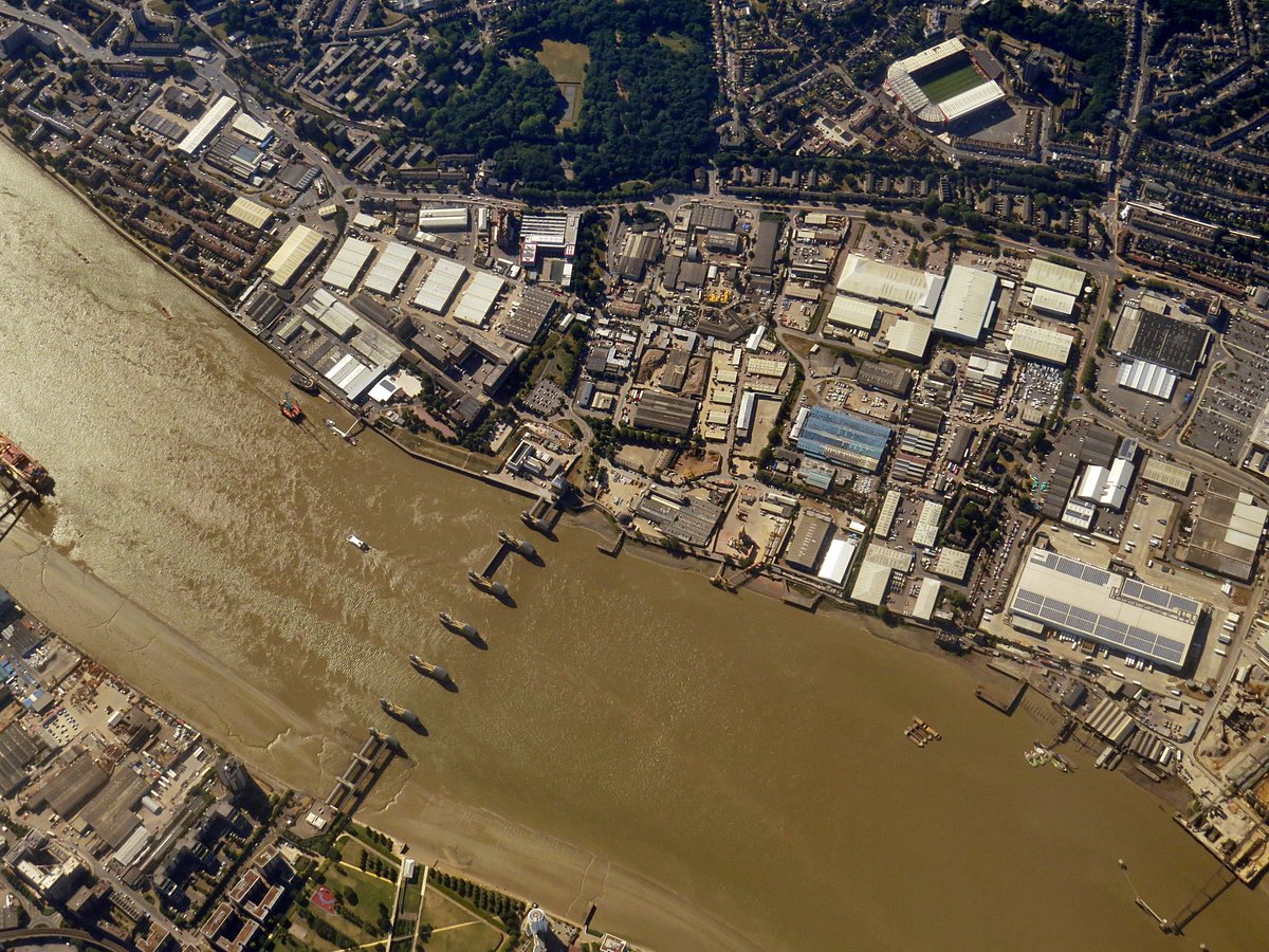 Roger_Nock's tweet image. A great view of @LondonCityAir, @CAFCofficial and the Thames Barrier from 8500ft. #WeAreOS