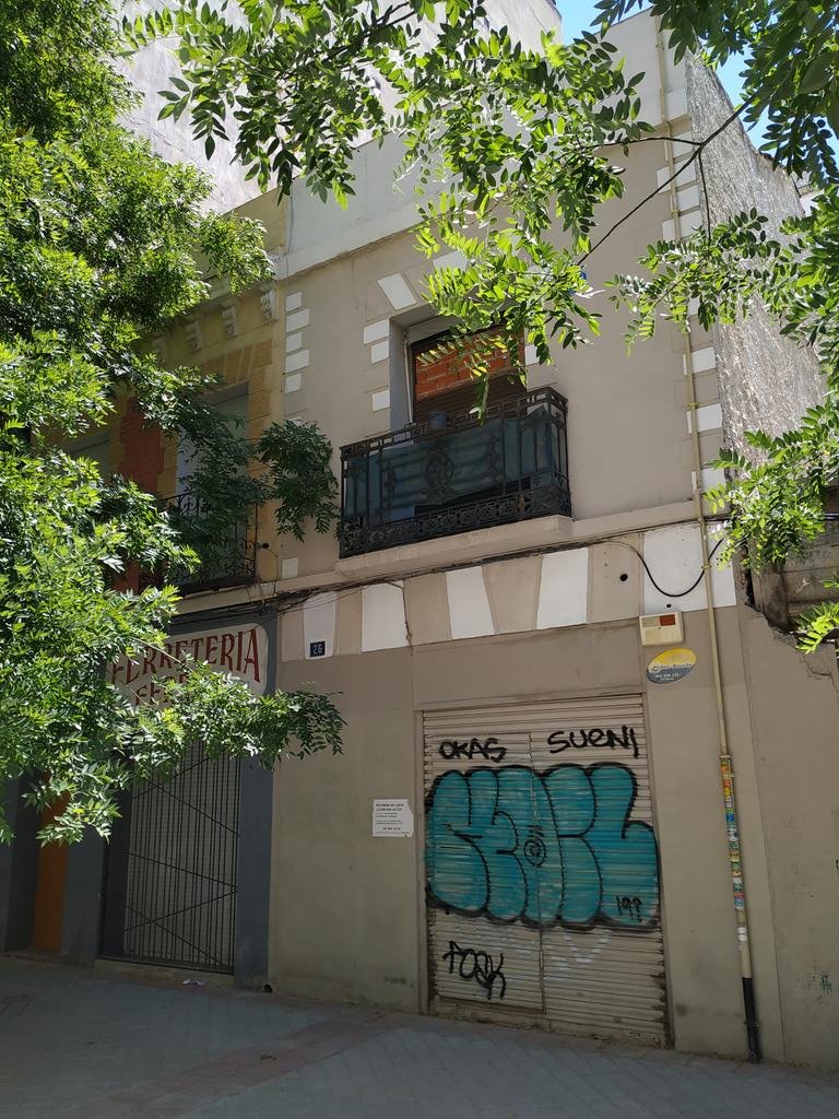A___Moreno's tweet photo. En la actualidad solo quedan estas dos viviendas en pié de toda la calle.

El @PSOERetiro llevó a la @JMDretiro una iniciativa para que se incrementara su protección patrimonial e impedir así una perdida de patrimonio histórico irrecuperable.
@locodelpelorojo @ArteEnMadrid https://t.co/JV46fLtbTt
