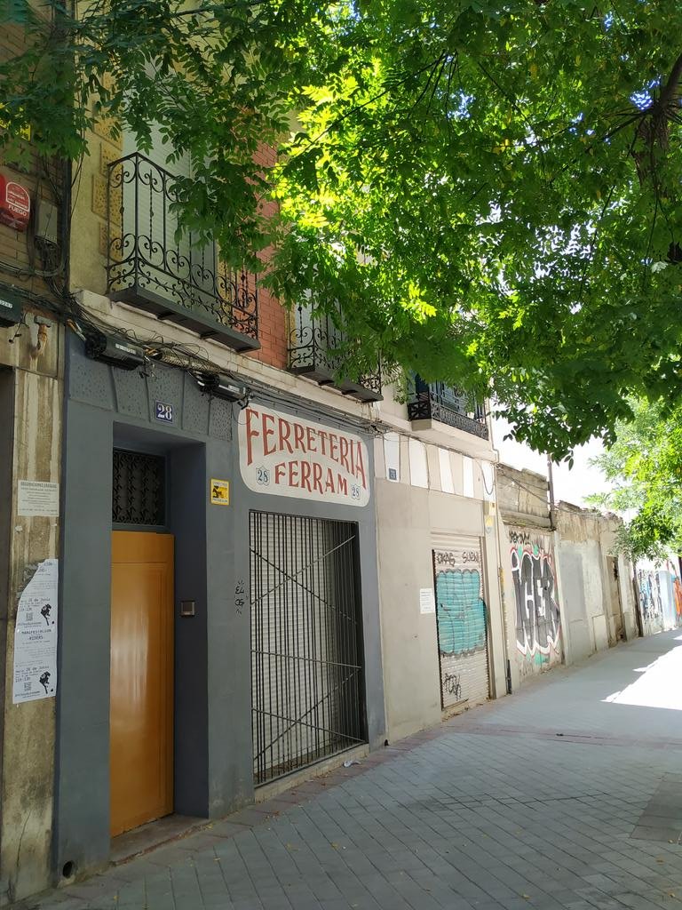 En la actualidad solo quedan estas dos viviendas en pié de toda la calle.

El <a href="/PSOERetiro/">PSOE de Retiro / ❤</a> llevó a la <a href="/JMDretiro/">Distrito de Retiro</a> una iniciativa para que se incrementara su protección patrimonial e impedir así una perdida de patrimonio histórico irrecuperable.
<a href="/locodelpelorojo/">Miguel Ángel Medina</a> <a href="/ArteEnMadrid/">Arte en Madrid</a>