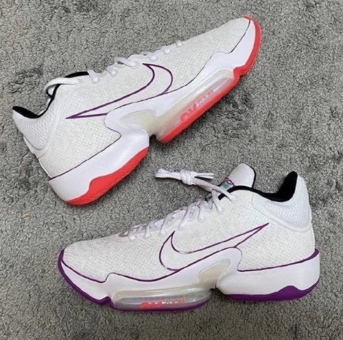 The Nike Zoom Rize 2 has surfaced. Looks like a lower cut than its predecessor. We’ll see if @BenSimmons25 continues with the line next season.
Looks like a tennis sneaker to me, but will need to see some more colorways
(h/t @TheSneakerBrief) https://t.co/r2em6g4oTP