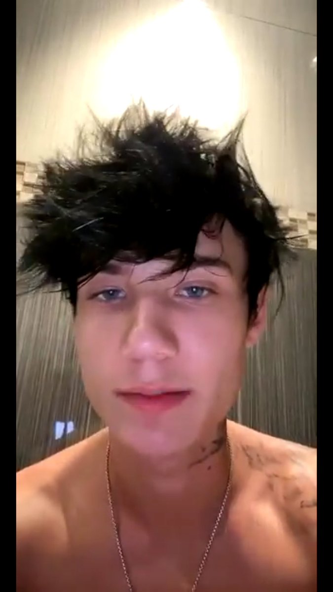 jxdnking's tweet image. He look freakin' hot in whatever hair color he puts in, AND PLS tell me how can he be so good and cute at any angle 😭 I love you so much baby
